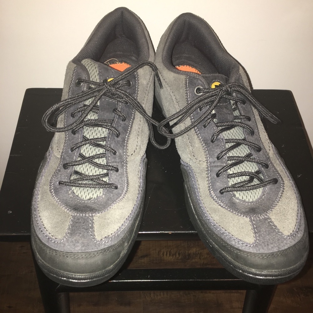 Men’s hiking shoes with air cushion soles